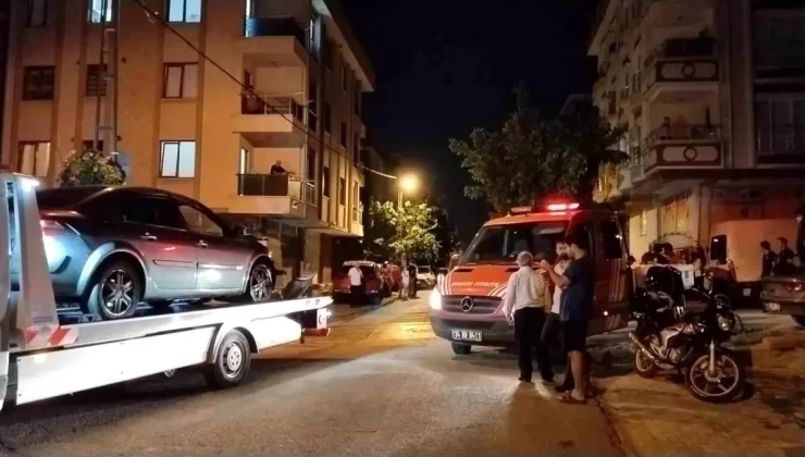 Çekmeköy’de Ara Sokağa Kontrolsüz Çıkan İki Otomobil Kaza Yaptı