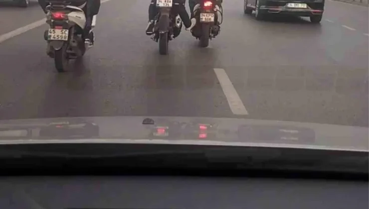 İstanbul’da Motosikletler Arasında Yardımlaşma Anı