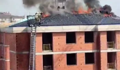 Pendik’teki İnşaatta Çatı Yangını!