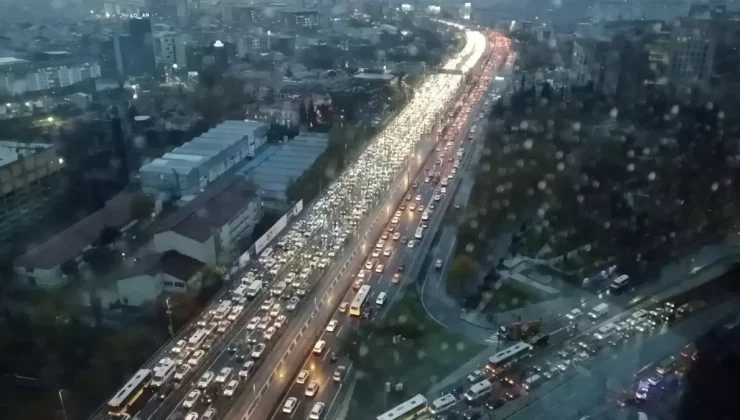 İstanbul’da Lodos ve Yağmur Trafiği Vurdu